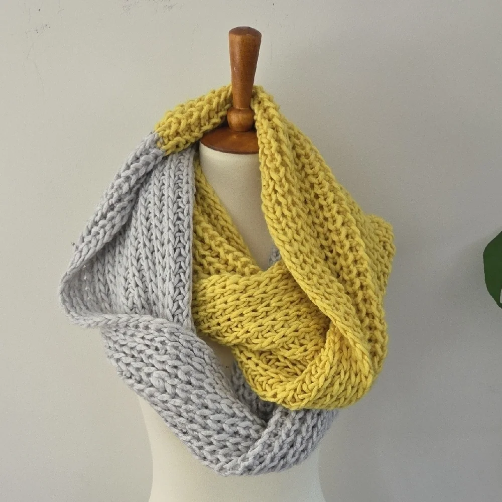 LOFT Yellow and Gray Knit Accessory